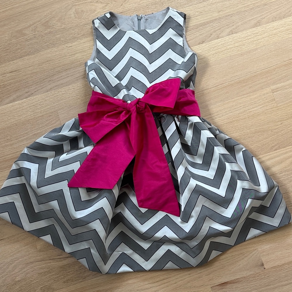 Chevron patterned kids party dress with pink bow, size 7.